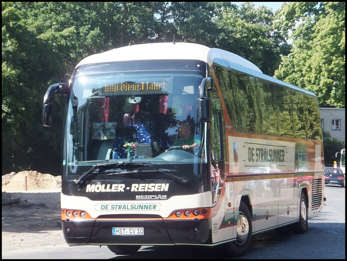 Neoplan Tourliner von De Stralsunner aus Deutschland in Stralsund. 