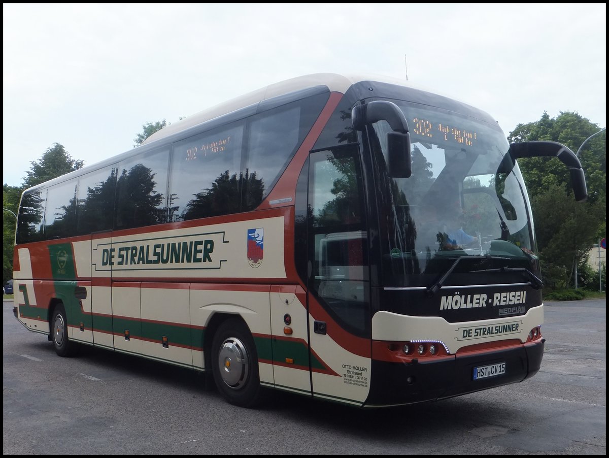 Neoplan Tourliner von De Stralsunner aus Deutschland in Stralsund.