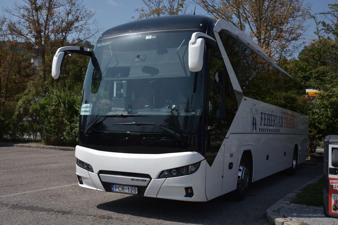 Neoplan Tourliner von Fehervar Travel aus Ungarn 2017 in Krems.