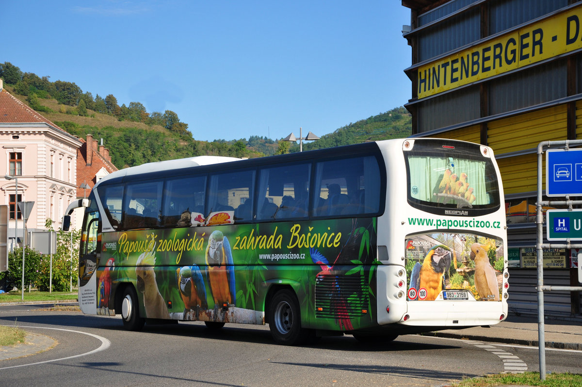 Neoplan Tourliner von Ing. Kamila Koutna aus der CZ in Krems gesehen.