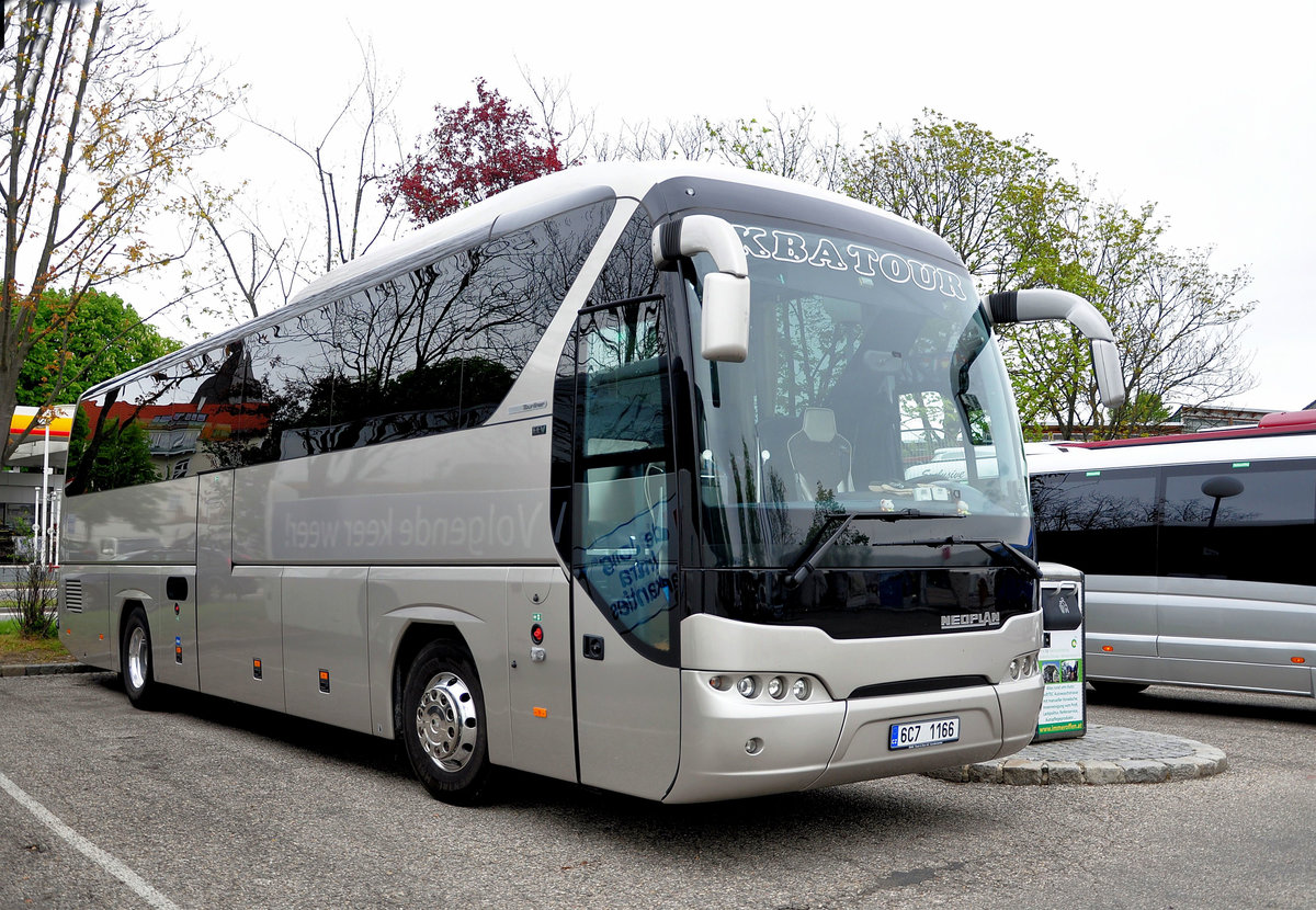 Neoplan Tourliner von K.B.A. Tour aus der CZ in Krems gesehen.