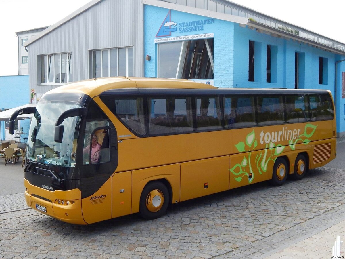 Neoplan Tourliner von Schießer aus Deutschland im Stadthafen Sassnitz.
