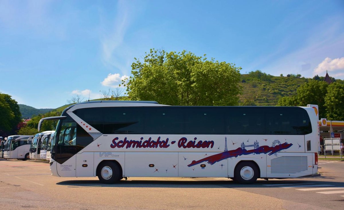 Neoplan Tourliner von Schmidatal Reisen aus sterreich im Mai 2018 in Krems.