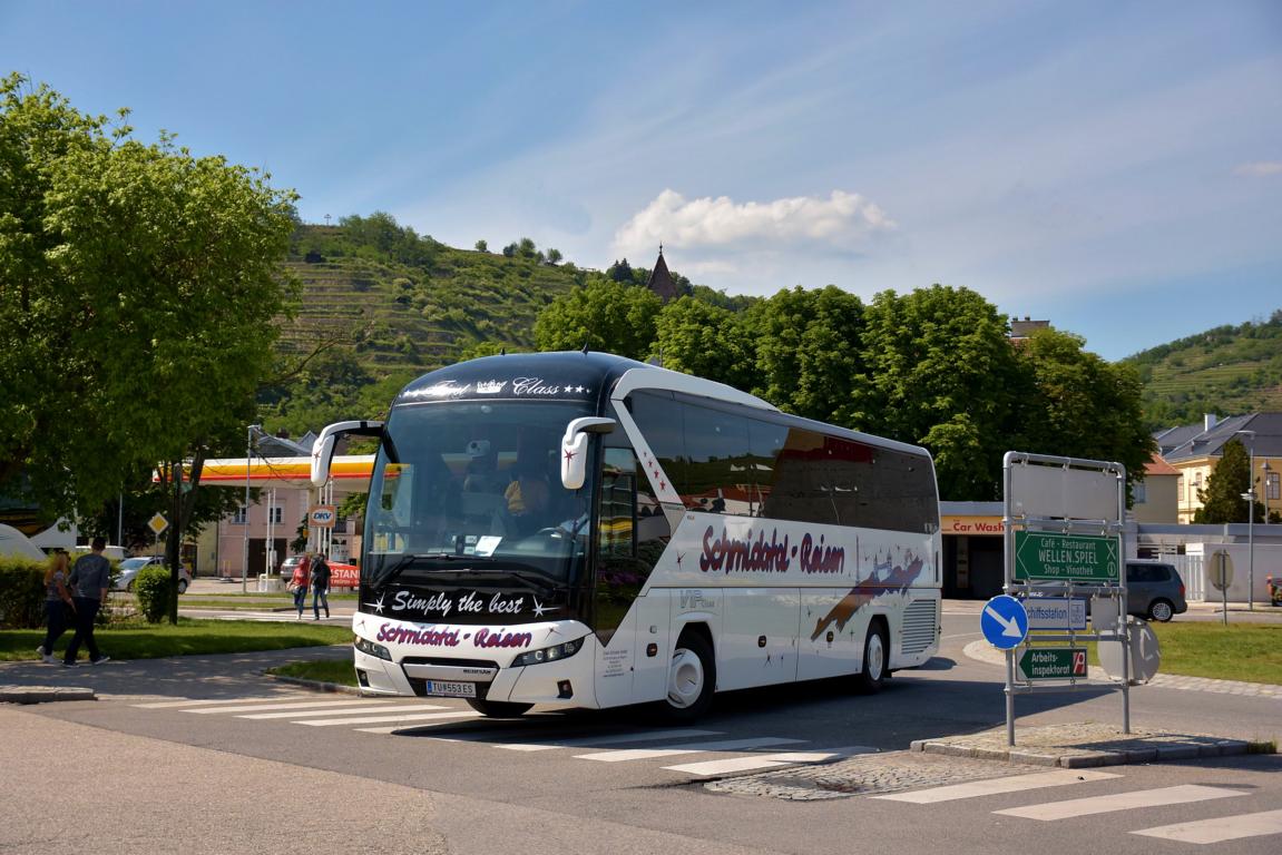 Neoplan Tourliner von Schmidatal Reisen aus sterreich im Mai 2018 in Krems.