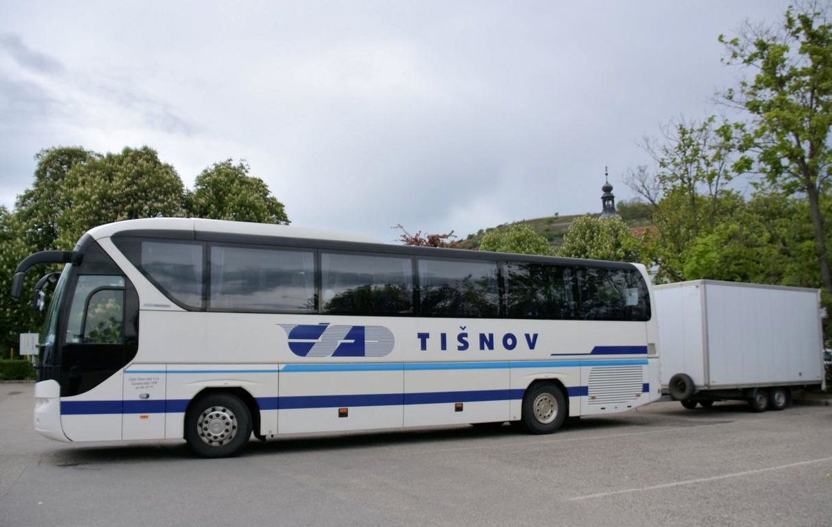 Neoplan Tourliner von Tisnov Reisen aus der CZ in Krems.