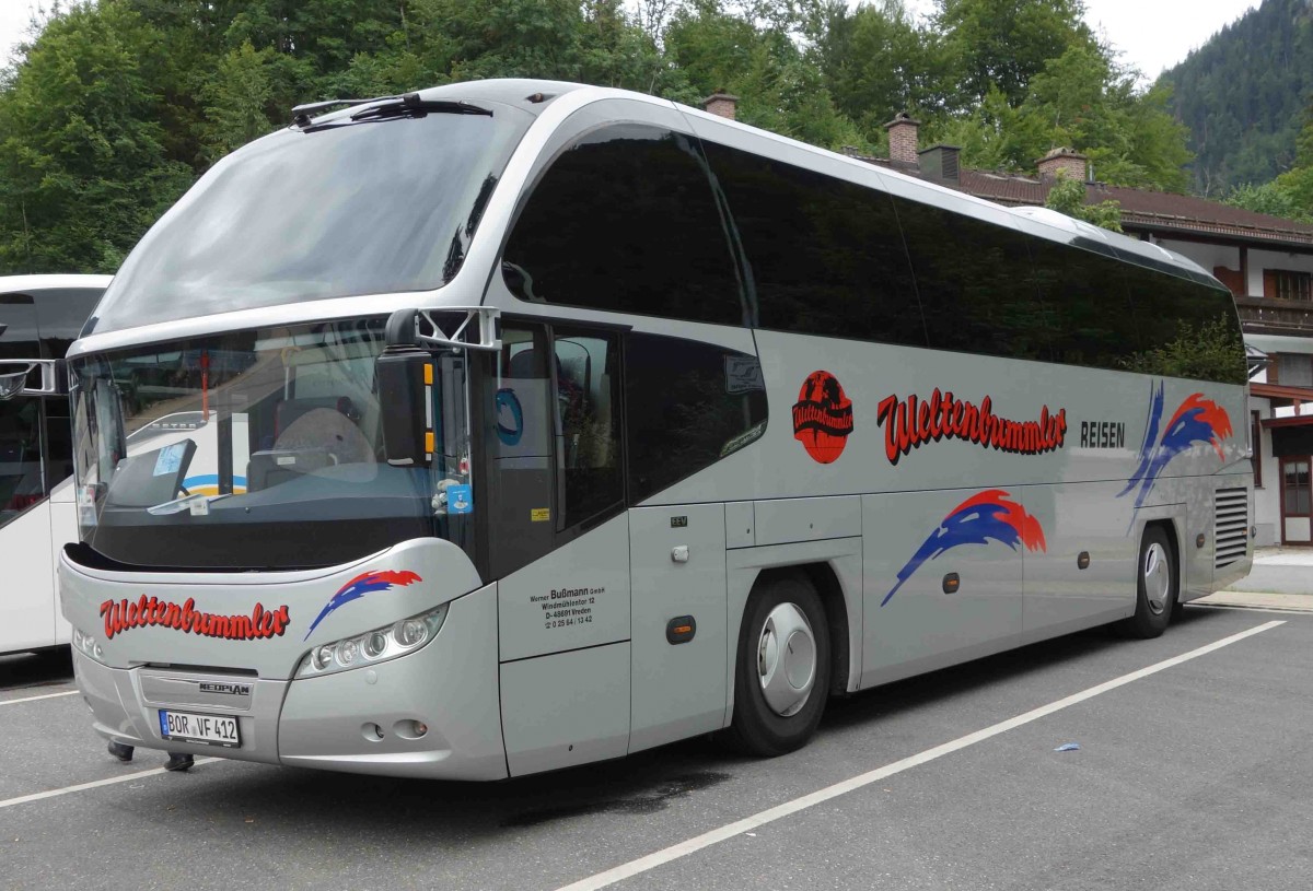 Neoplan vom Weltenbummler-Reisen steht auf dem Parkplatz Knigsee im Juli 2015