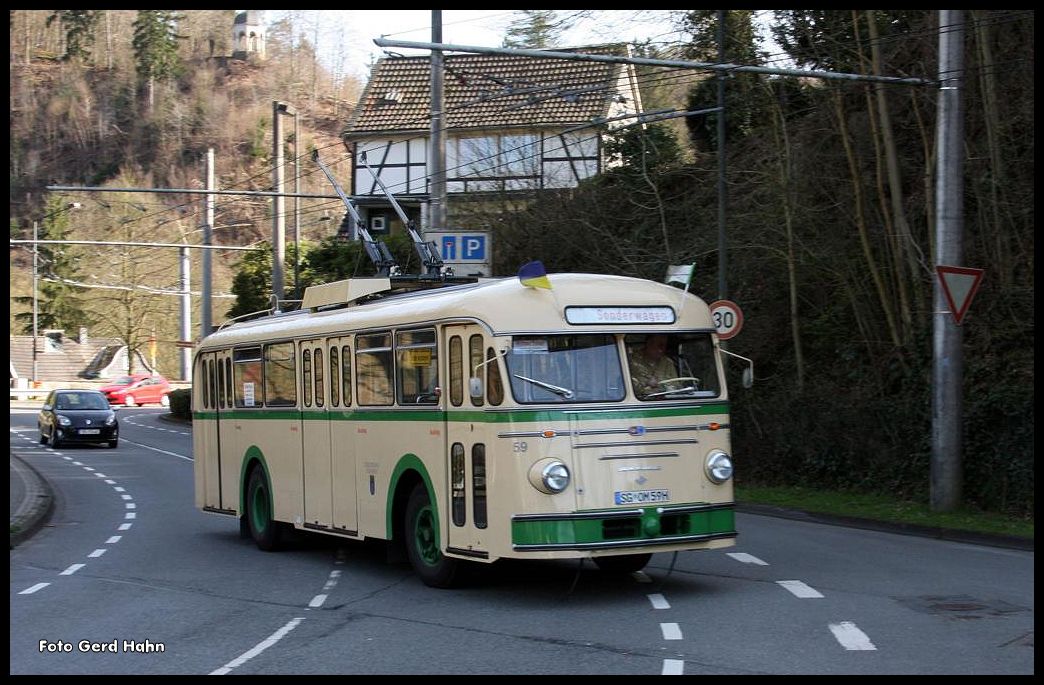 Oldtimer O-Bus der Stadtwerke Solingen, Marke Uerdingen Henschel, erreicht hier am 12.5.2015 den Endhaltepunkt der O-Bus Strecke im Stadtteil Burg.