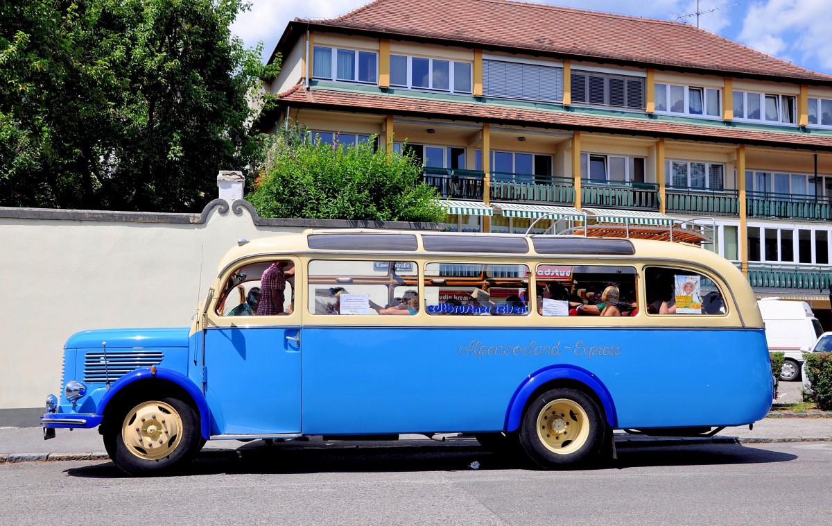 Oldtimer STEYR DAIMLER PUCH 380n,Bj.1952,90 PS,Besitzer Erwin EDTBRUSTNER sterreich,anlsslich des  Marillenfestes  im Juli 2013 in Krems unterwegs.