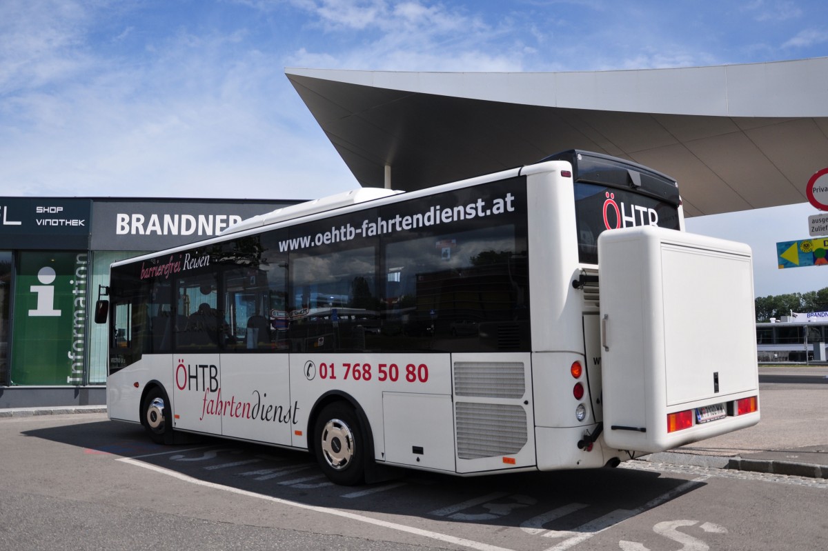 Otokar Vectio von HTB Fahrtendienst (barrierefrei Reisen) aus Wien im Juni 2015 in Krems gesehen.