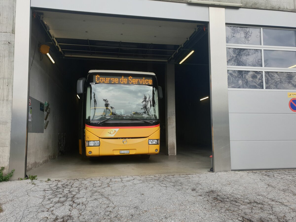Postauto Wallis - Nr. 13/VS 116'000 - PID 5254 - Irisbus le 3 Aot 2022  Veysonnaz, garage