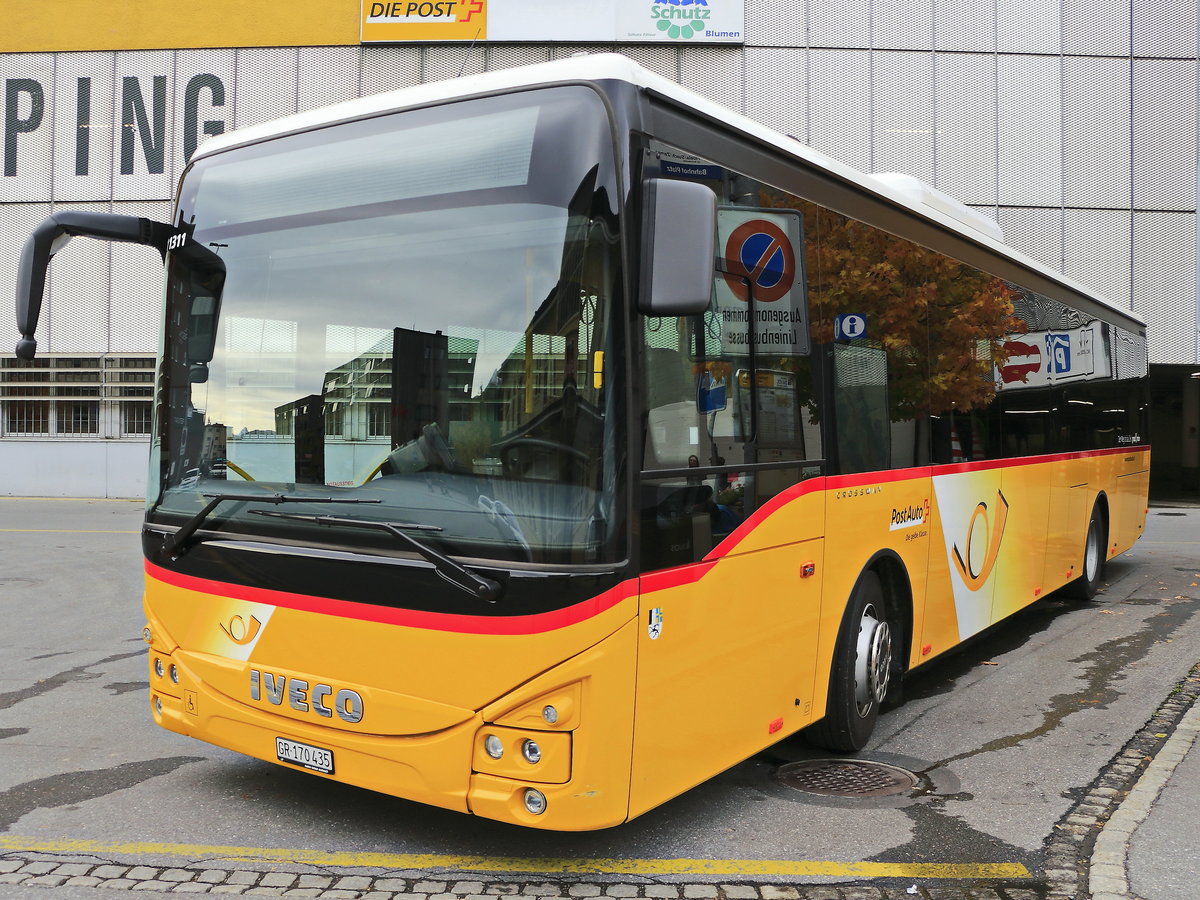 Postbus - Iveco Nr.11311 GR 170 435 am Bahnhof Davos Platz am 11. Oktober 2019.