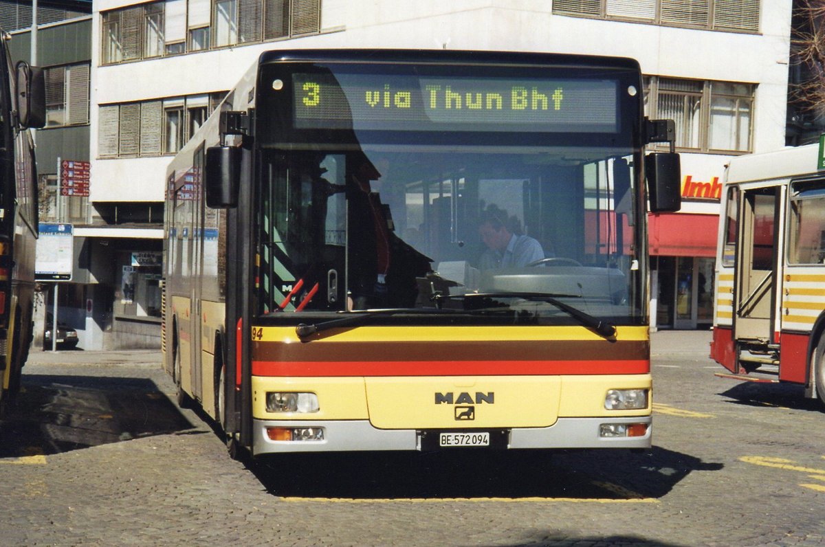 (R 4201) - Aus dem Archiv: STI Thun - Nr. 94/BE 572'094 - MAN am 15. Mrz 2005 beim Bahnhof Thun
