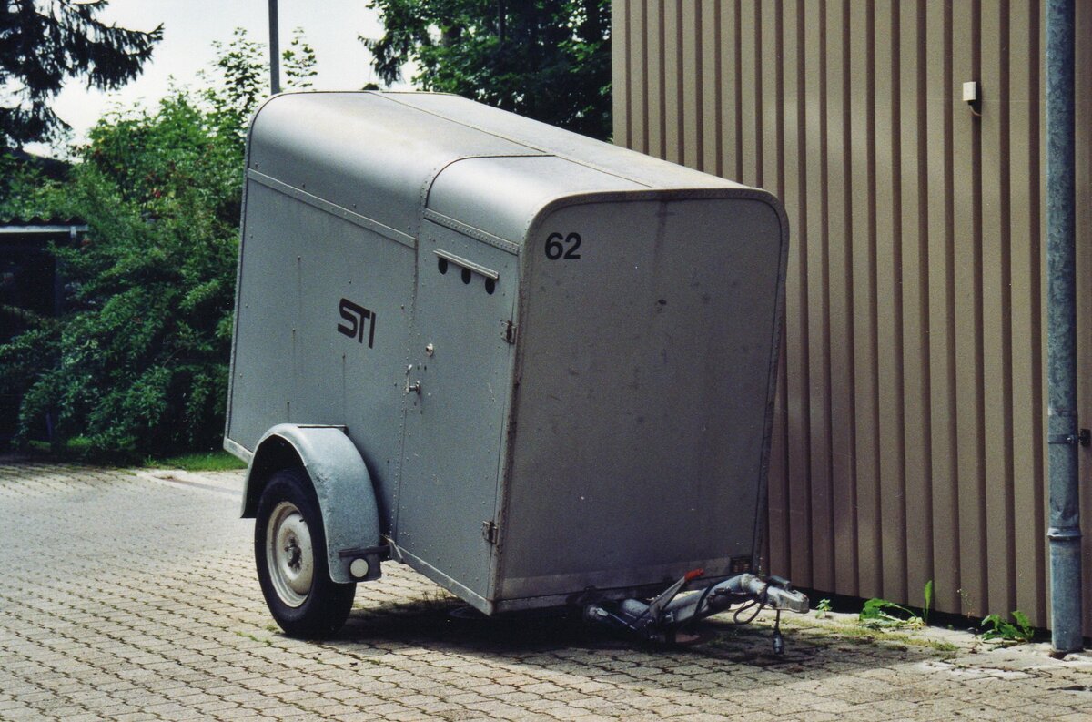 (R 5127) - Aus dem Archiv: STI Thun - Nr. 62/BE 186'864 - R&J Gepckanhnger am 29. Juli 2005 in Heimenschwand, Garage