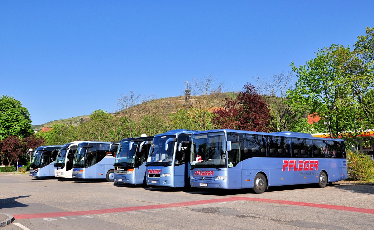 Rechts ein Mercedes Tourismo von Pfleger Reisen aus sterreich am 24.4.2015 in Krems.