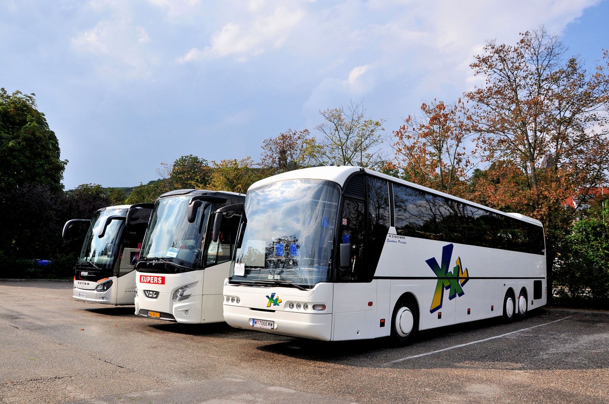 Rechts ein Neoplan Euroliner N 316/3 SHDL aus Wien dann ein VDL Futura und ein Setra 516 HD am 9.9.2014 in Krems gesehen.