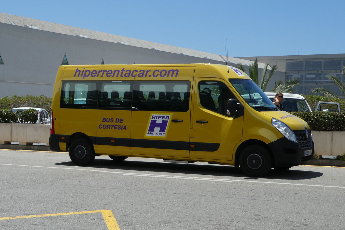 Renault Master vom Autovermieter  HIPER  unterwegs am Airport im Mallorca, Juni 2016