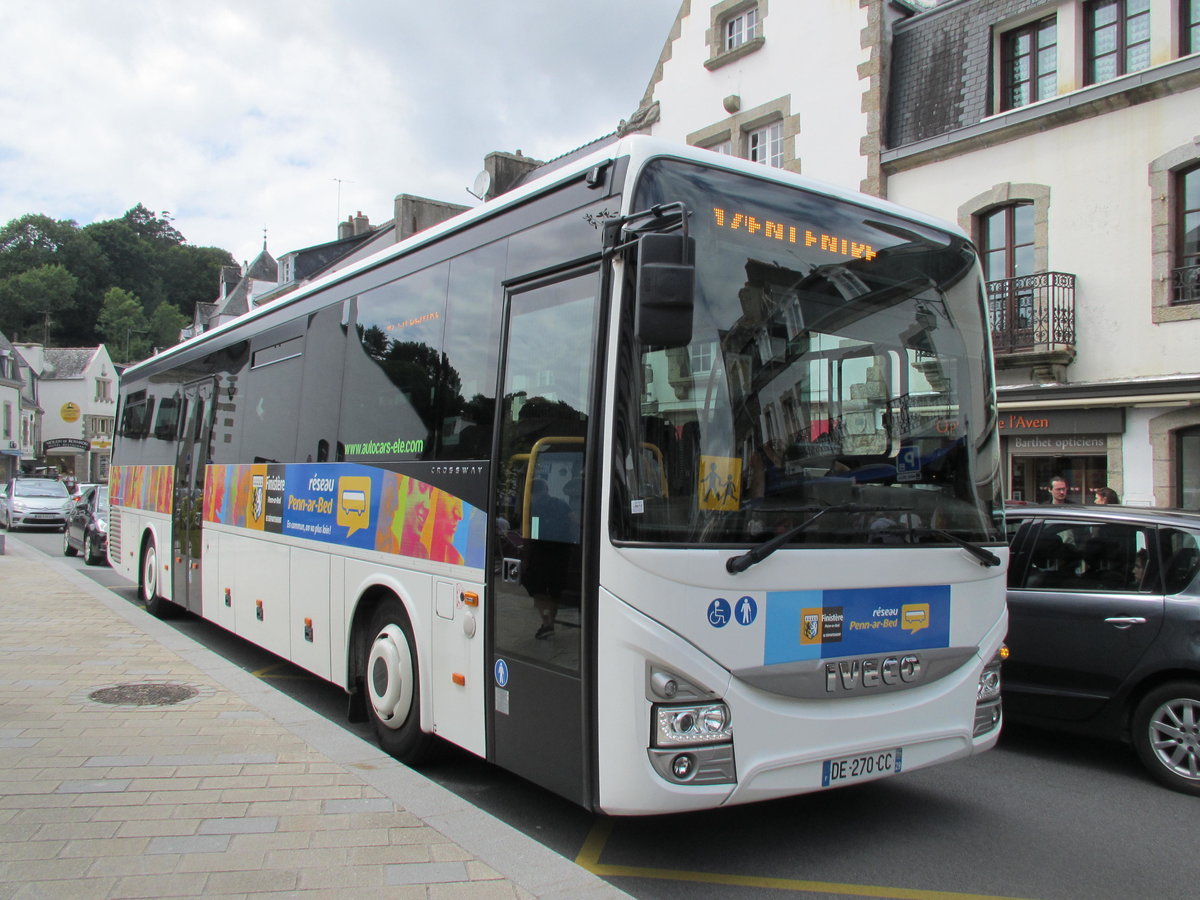 Rseau Penn-ar-Bed-Iveco Crossway an einer Haltestelle im Zentrum des Orts Pont-Aven in der Bretagne am 27.7.17