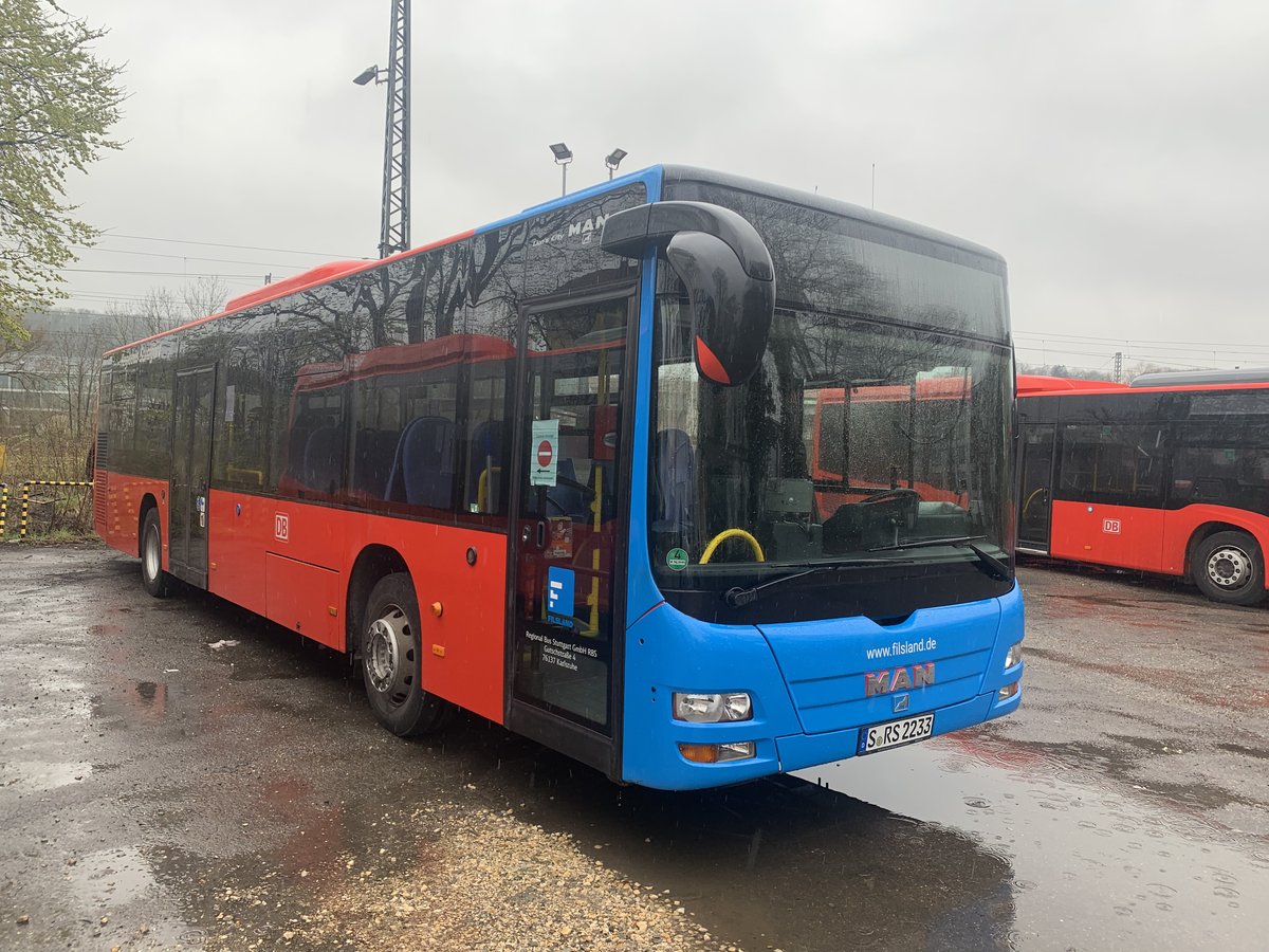 S-RS 2233 (Baujahr 2012) von Regiobus Stuttgart steht am 29.3.2020 auf deren Abstellplatz in Gppingen.