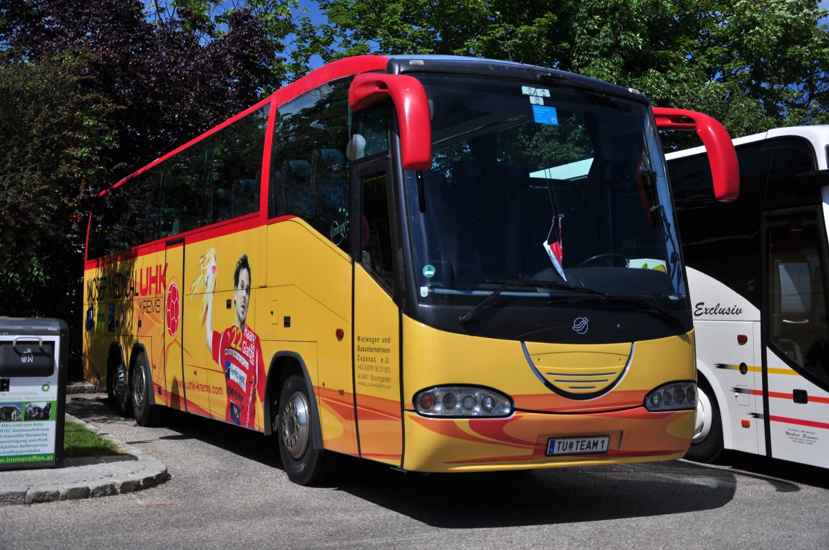 Scania Century vom Busunternehmen Zupanac aus Niedersterreich im Juni 2015 in Krems gesehen.