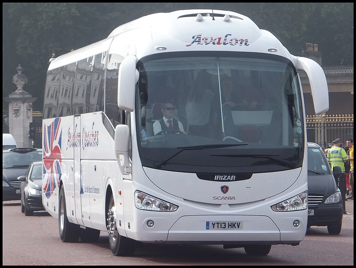 Scania Irizar von Avalon Coaches aus England in London.