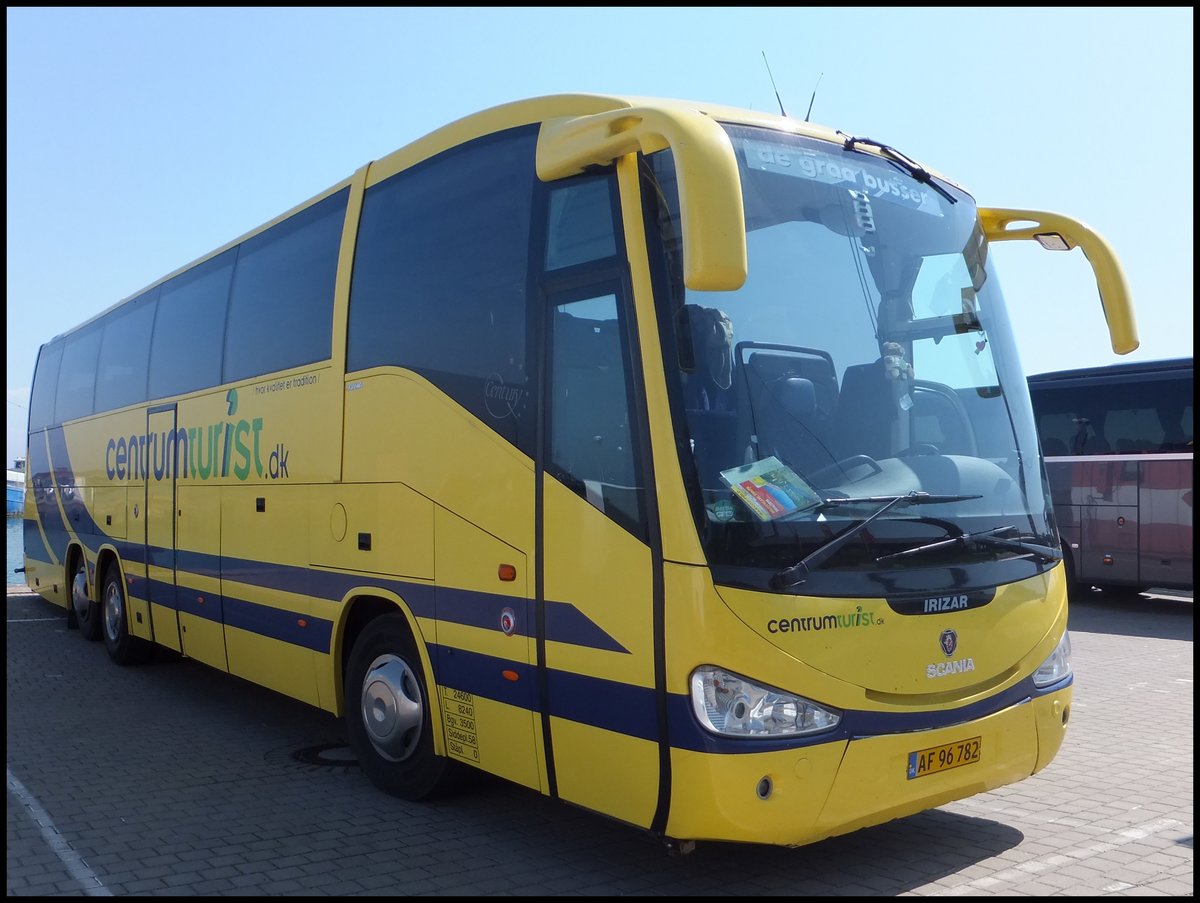 Scania Irizar von CentrumTurist aus Dänemark im Stadthafen Sassnitz.