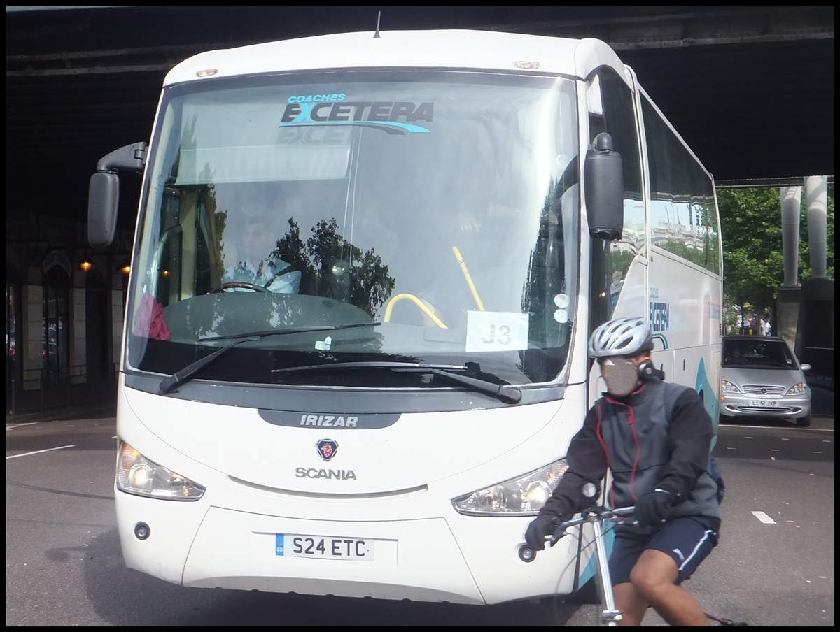 Scania Irizar von Coaches Excetera aus England in London.