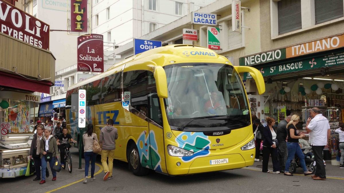 Scania Irizar rollt durch die Innenstadt von Lourdes, September 2014