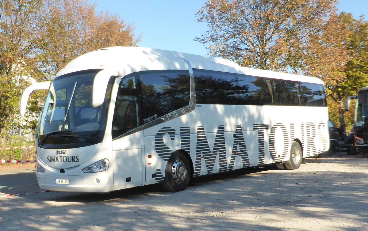 Scania Irizar von SIMA TOURS aus dem belgischen Westflandern steht auf dem Busplatz der Veterama Mannheim, Oktober 2018