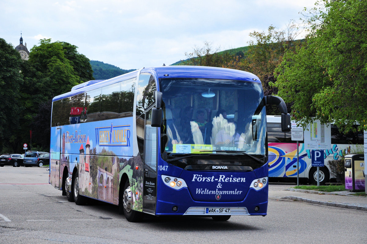 Scania OmniExpress von Frst Reisen aus der BRD in Krems gesehen.