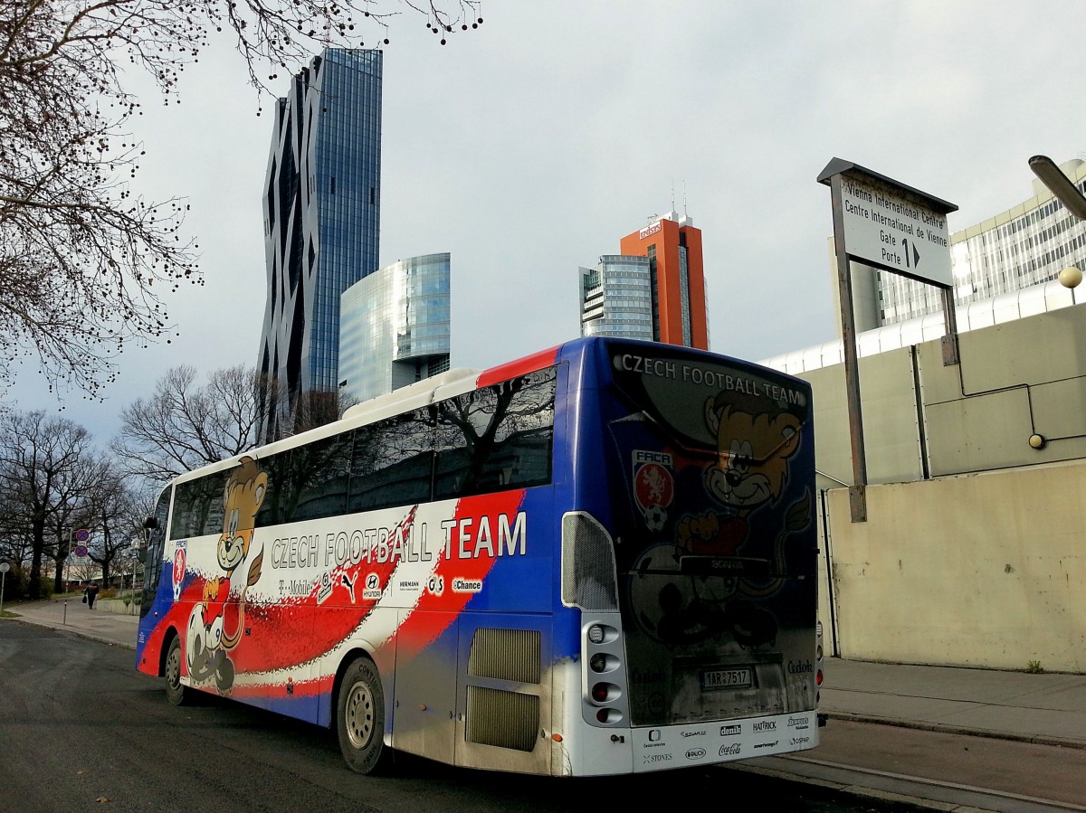 Scania Reisebus des tschechischen Fuballteams im Dez.2013 in Wien Wagramerstr. gesehen.