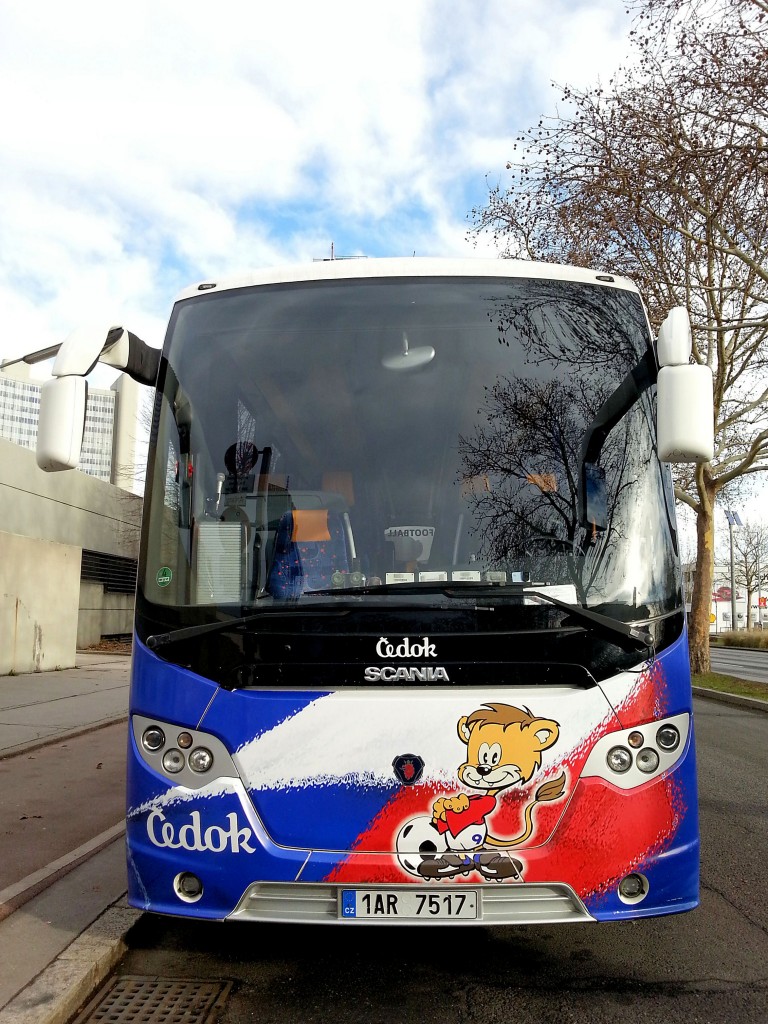 Scania Reisebus des tschechischen Fuballteams im Dez.2013 in Wien Wagramerstr. gesehen.