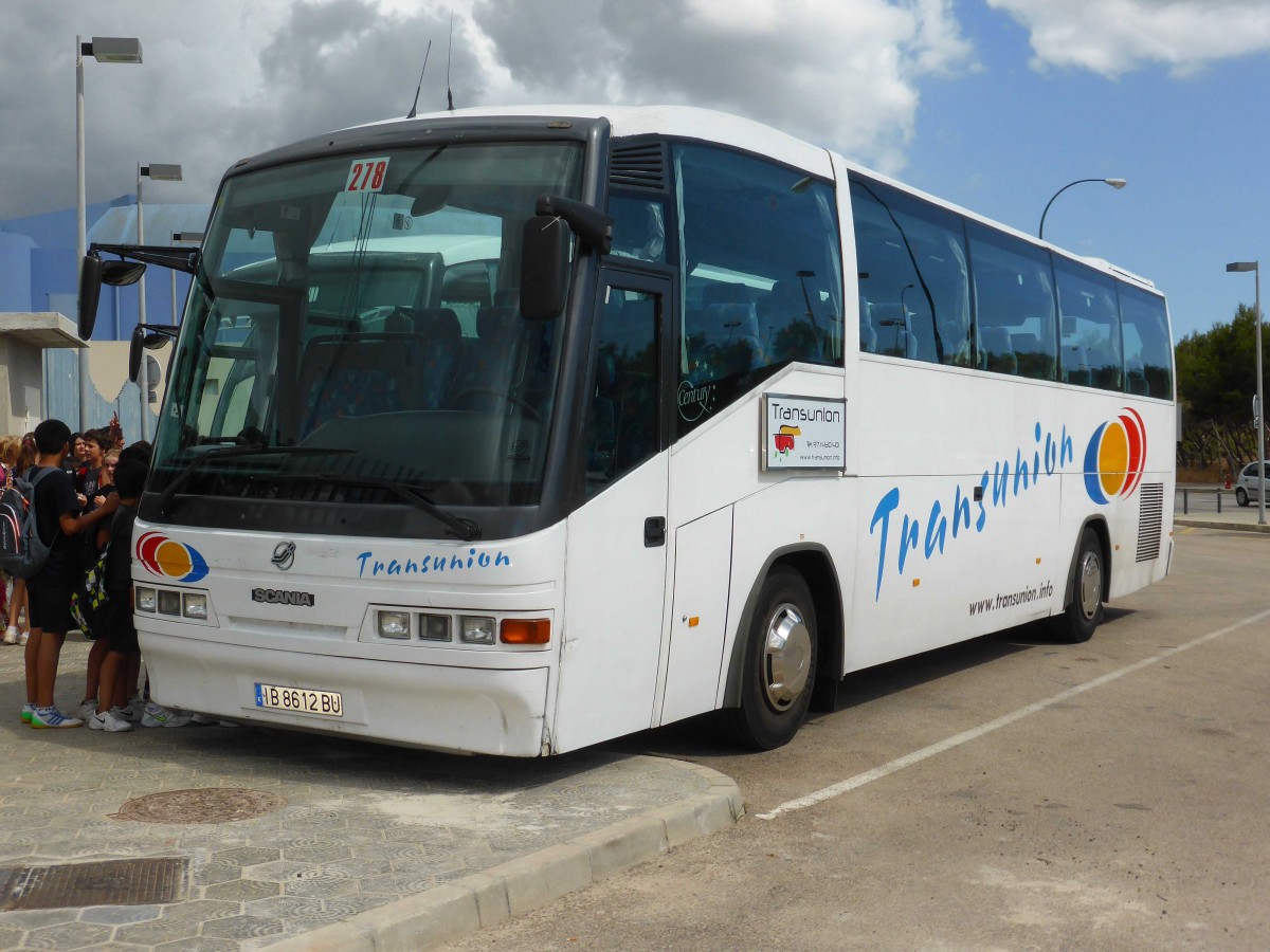 Scania steht auf dem Parkplatz vom Palma-Aquarium in Palma/Mallorca im Mai 2014