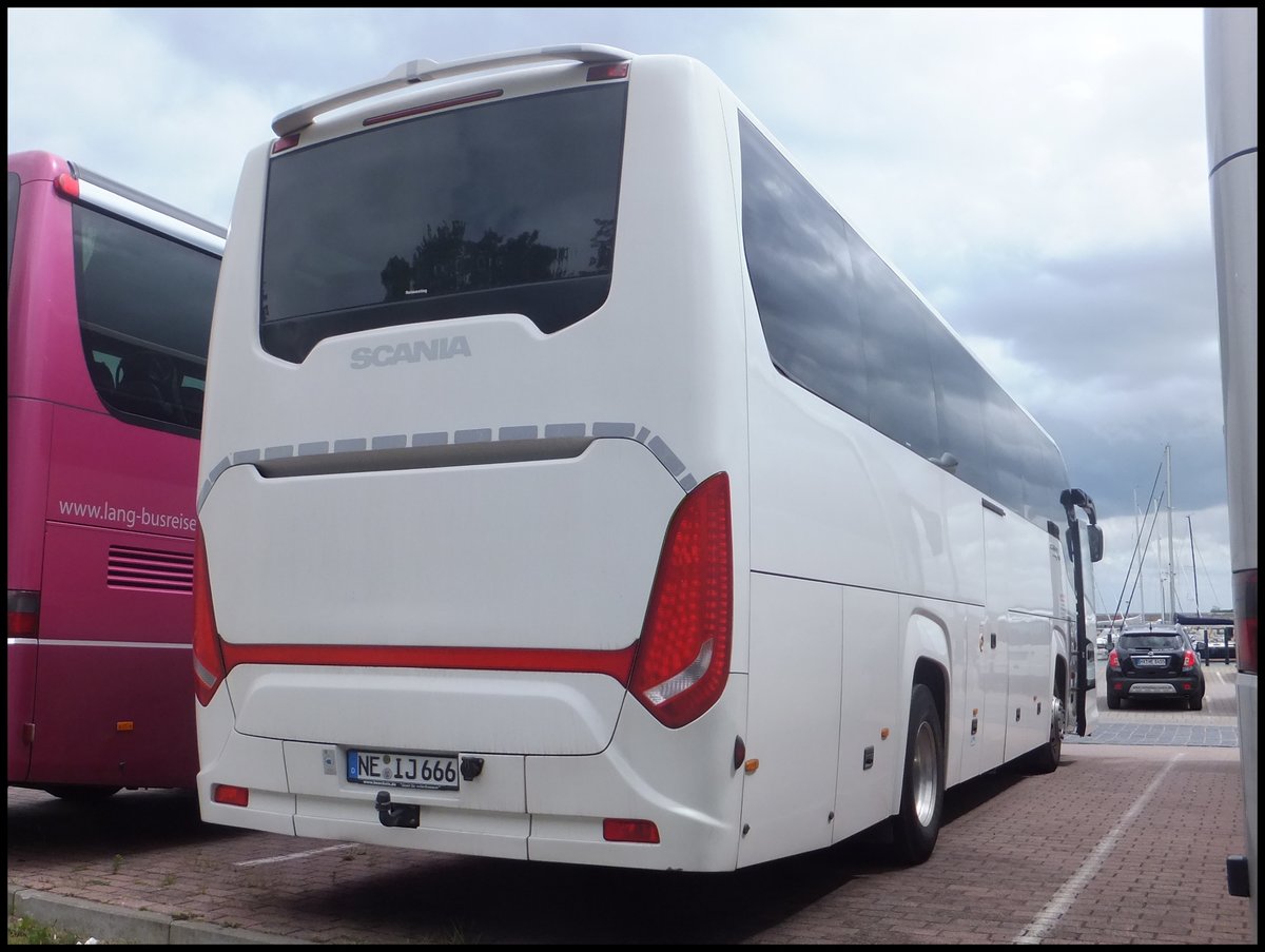 Scania Touring aus Deutschland im Stadthafen Sassnitz.