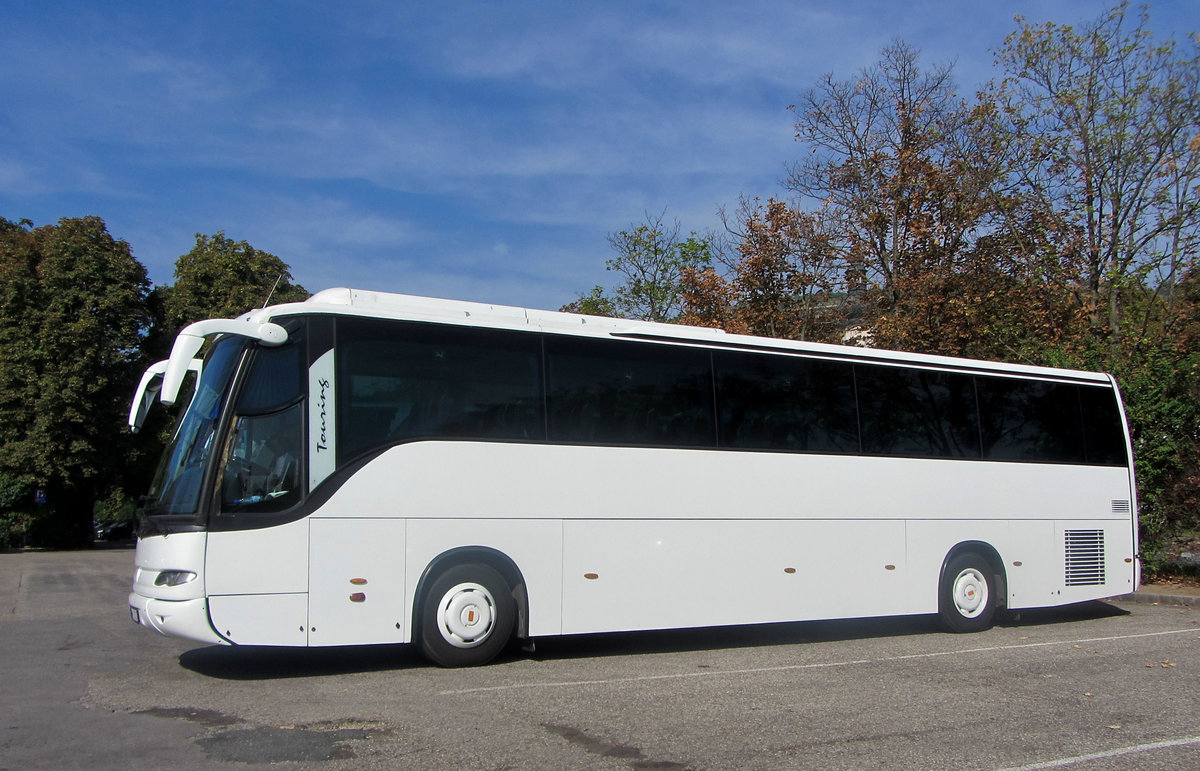 Scania Touring aus Ungarn in Krems gesehen.