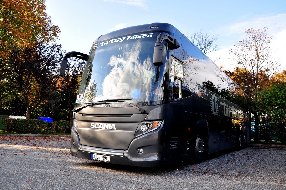 SCANIA Touring - Higer von tirtey Reisen aus der BRD am 21.10.2014 in Krems.