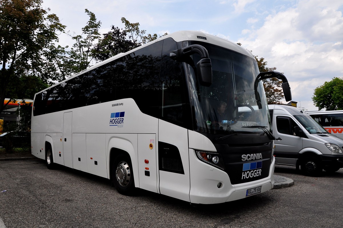 Scania Touring von Hogger Reisen aus der BRD in Krems gesehen.