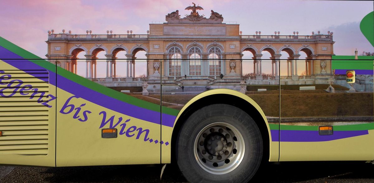 Schnes Seitendekor (Wien,Gloriette,Schnbrunn) am Mercedes Tourismo von STEGNER Reisen aus sterreich im Okt.2017 in Krems.