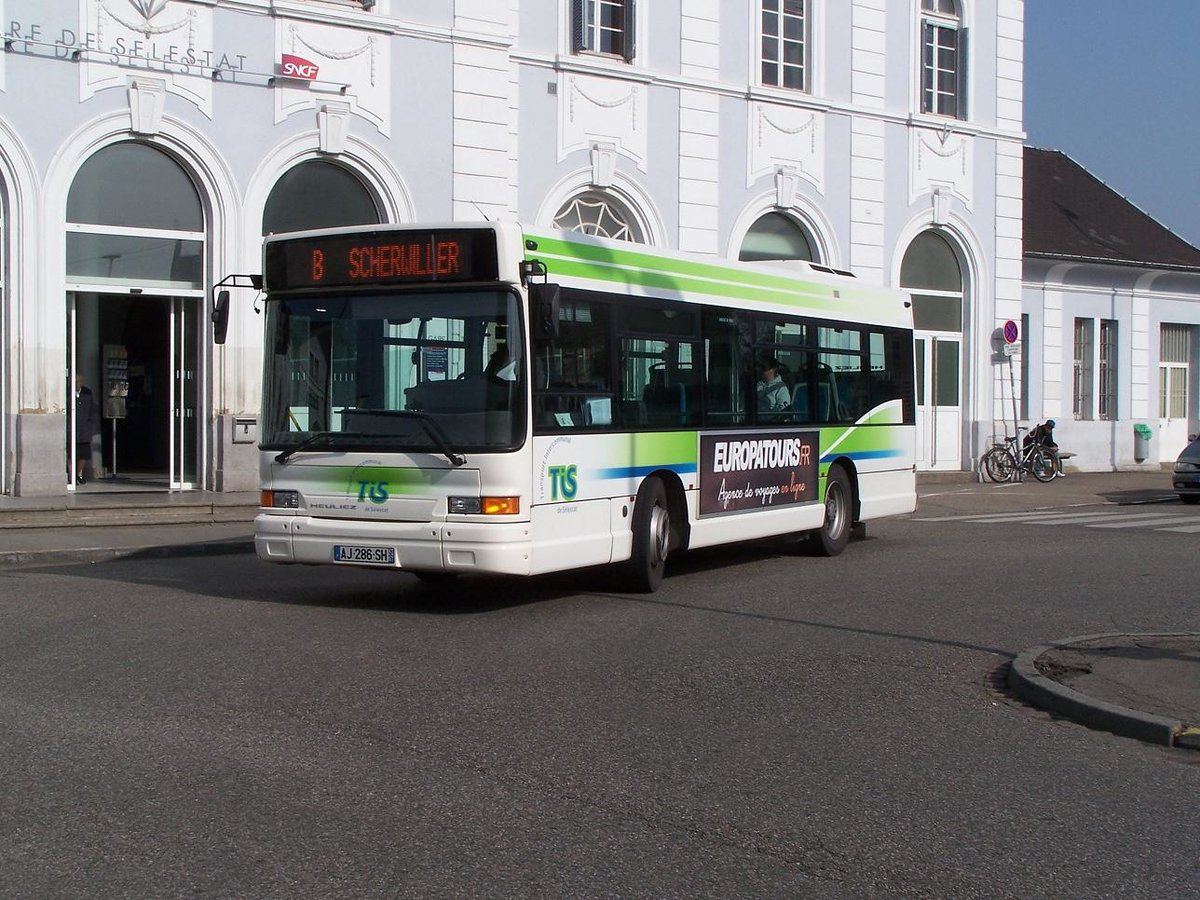 Selestat - 19. April 2010 : Schmittours betreibt auch den Stadtverkehr in Selestat. Hier ein Heuliez GX 117 vor dem Bahnhof.