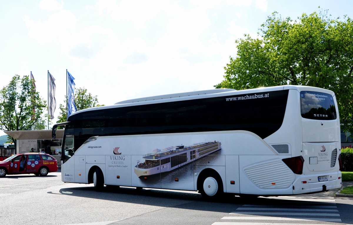 Setra 15 HD von Zwlfer Reisen aus Niedersterreich in Krems unterwegs.