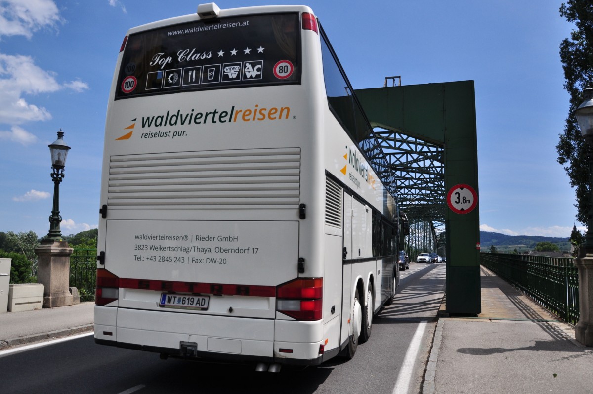 Setra 300er Serie von Waldviertelreisen RIEDER aus Niederösterreich bei der Anfahrt auf die  Mautener Brücke ,Autobrücke zwischen Krems und Mautern/Donau,wobei es gleich sehr eng werden wird.Mai 2015.