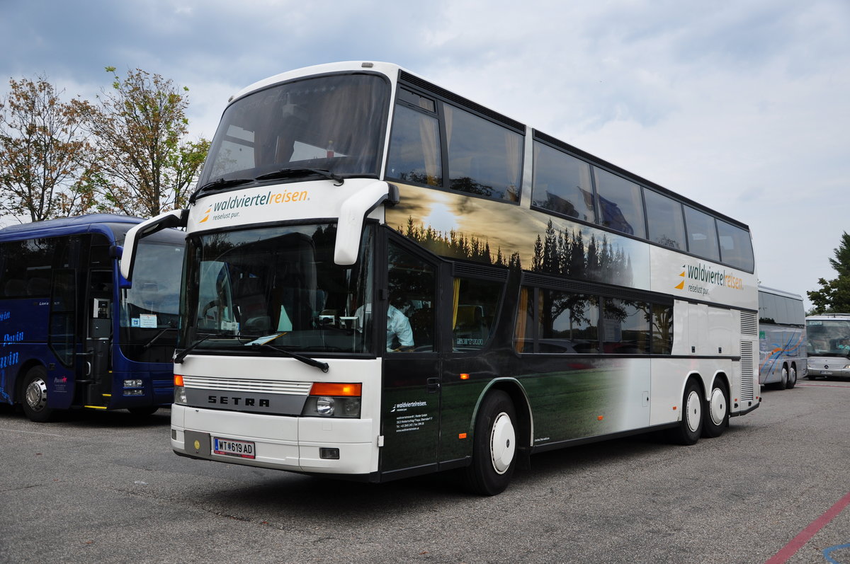 Setra 300er-Serie von  Waldviertelreisen  Rieder aus Niedersterreich in Krems gesehen.