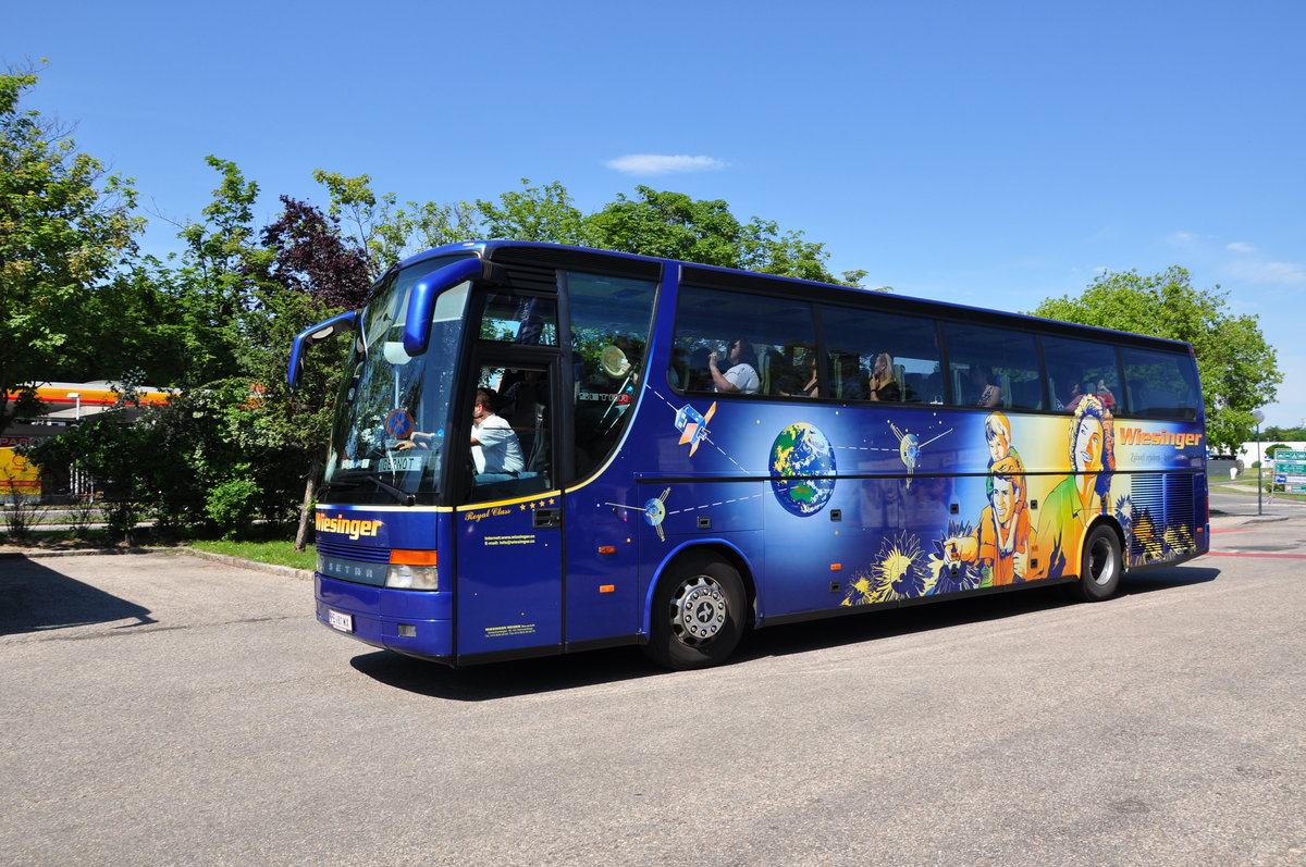 Setra 300er-Serie von Wiesinger Reisen aus sterreich in Krems gesehen.