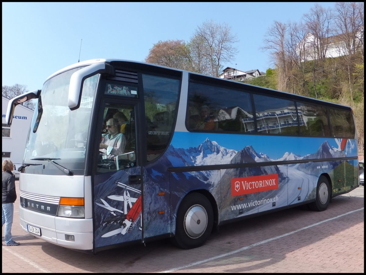 Setra 312 HD von Omniko Reisen aus Deutschland (ex Ruffiner/Schweiz) im Stadthafen Sassnitz.