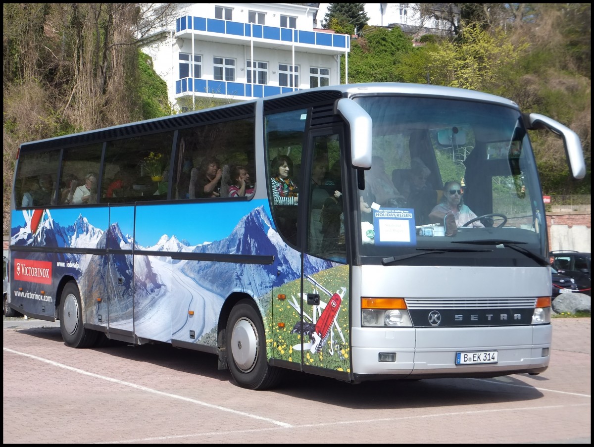 Setra 312 HD von Omniko Reisen aus Deutschland (ex Ruffiner/Schweiz) im Stadthafen Sassnitz.