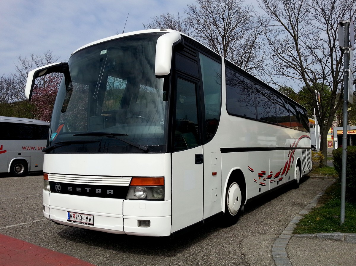 Setra 315 HD aus Wien am 14.4.2015 in Krems.