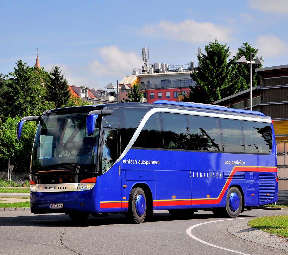 Setra 411 HD aus Wien am 24. Mai 2014 in Krems gesehen.