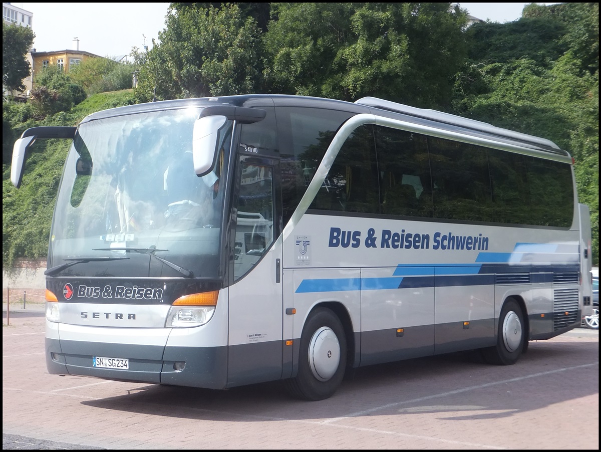 Setra 411 HD von Bus & Reisen Schwerin aus Deutschland im Stadthafen Sassnitz.