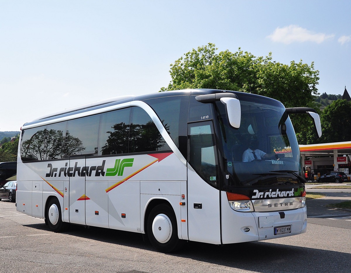 Setra 411 HD von Dr Richard aus Wien im Juni 2015 in Krems.