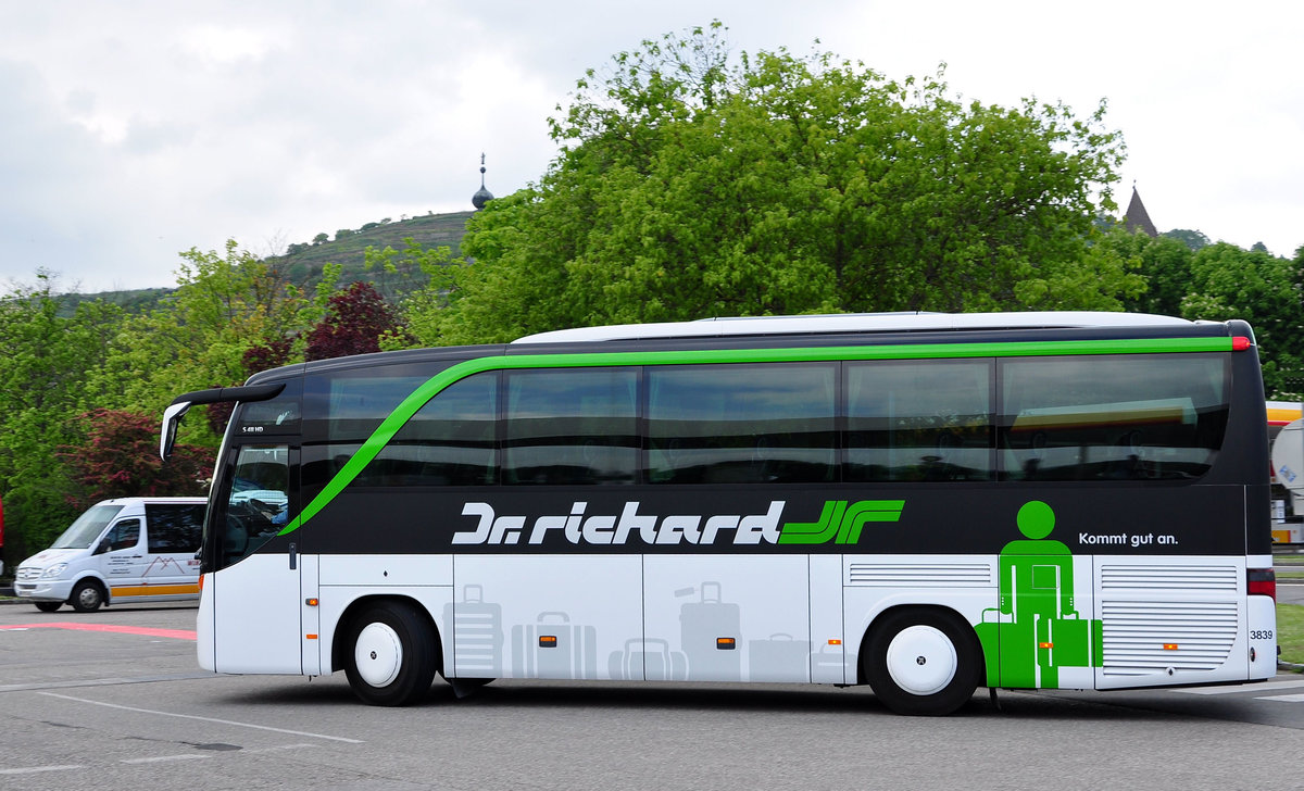 Setra 411 HD von Dr. Richard Reisen aus Wien in Krems gesehen.