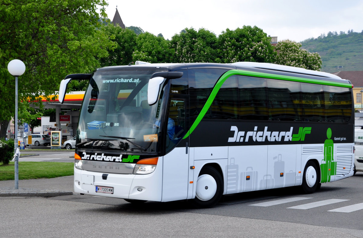 Setra 411 HD von Dr. Richard Reisen aus Wien in Krems gesehen.